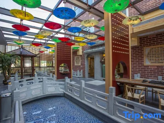 Mengtu Hotel, No.1 West Street, Zhangjiajie (Tianmenshan Cableway Branch)
