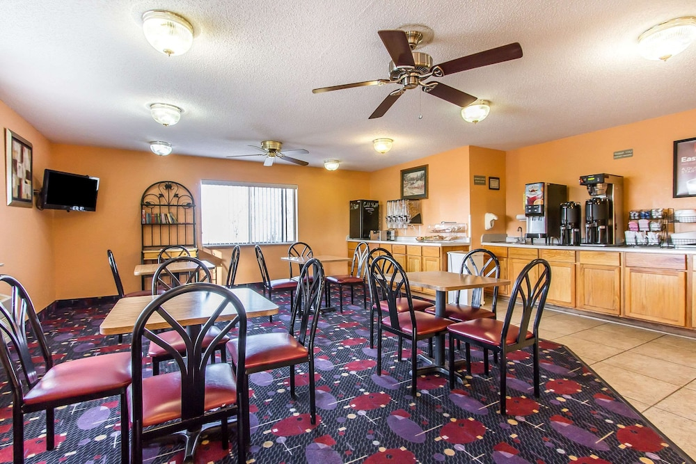 Econo Lodge Inn & Suites Pekin - Peoria Area