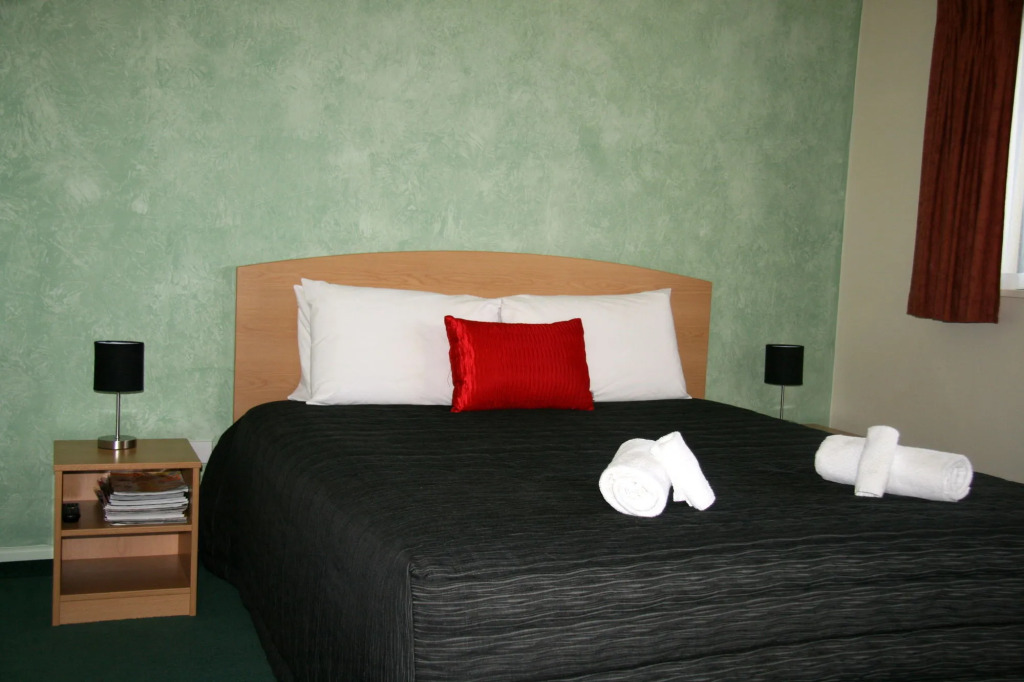 The Lakes Motel