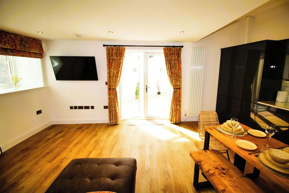 Newly Refurbished Cottage - Sleeps 4 - Central