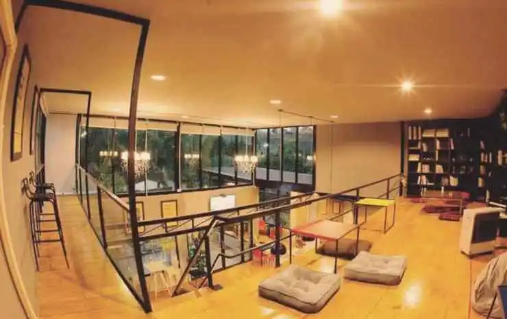 Crystal Box Hotel