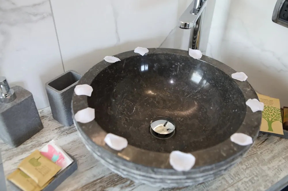 B&B Bellavista Exclusive in zona centrale con piscina riscaldata e Jacuzzi vista lago LA COLAZIONE viene servita in una pasticceria rinomata ed esclusiva esterna alla struttura