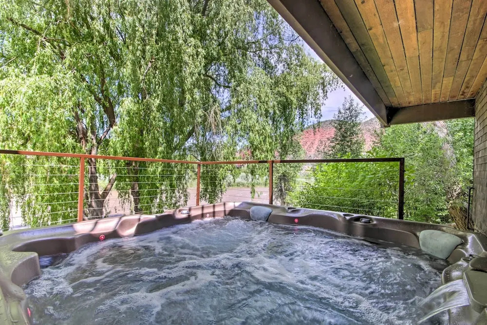 Rivers Edge Mtn Home: Private Hot Tub & Views