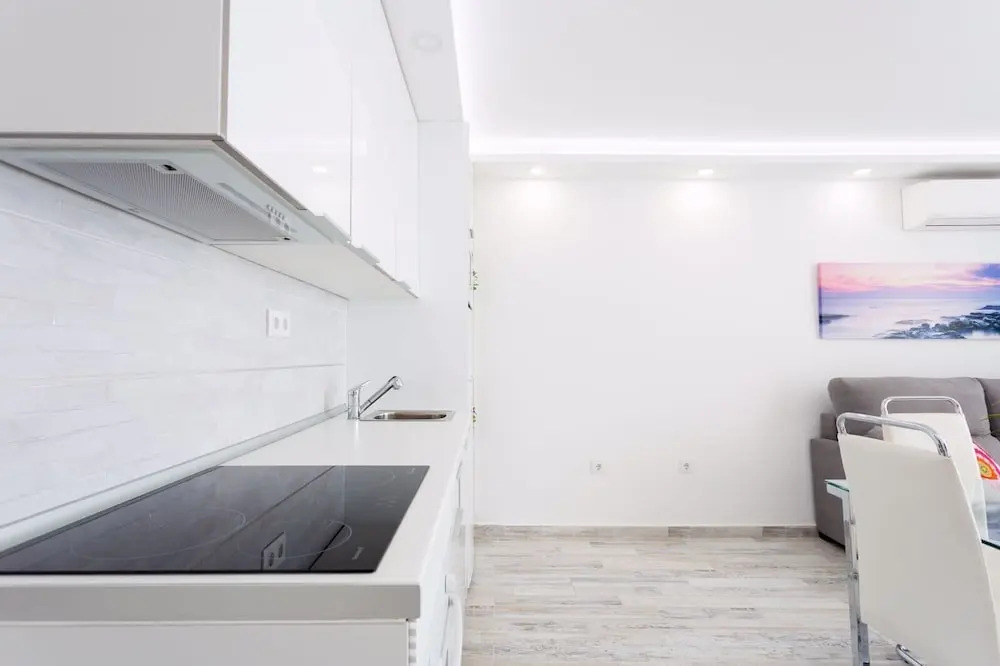 1107 Bright Modern Apartment with Spectacular Sea Views