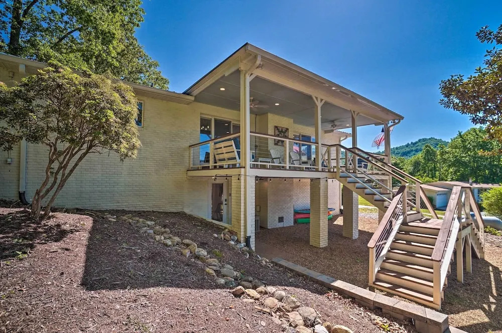 Hayesville Lake Getaway w/ Balcony & Mtn Views!