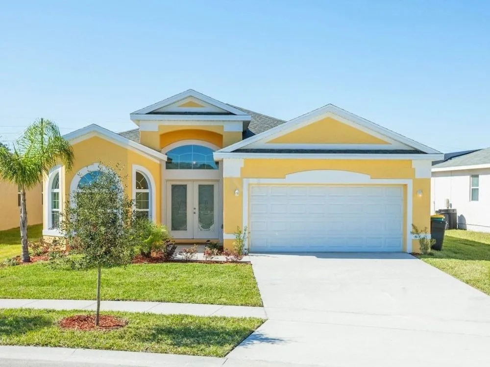 4 Bedrooms Vacation Home by RedAwning