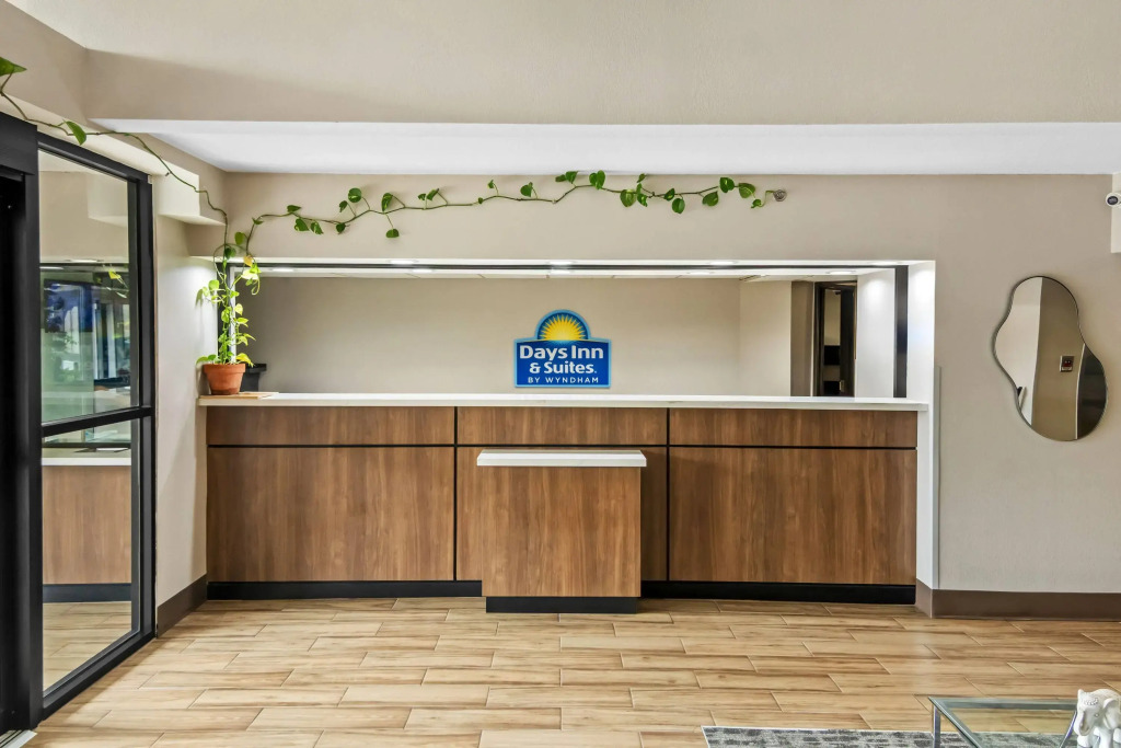 Days Inn & Suites by Wyndham DeSoto