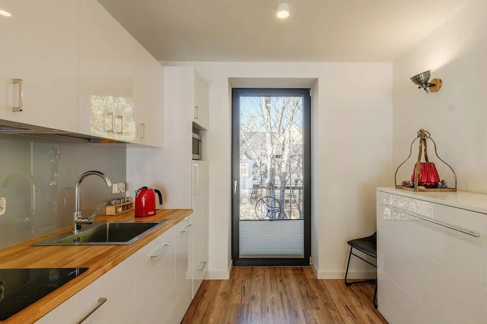 REZYDENCJA ORNAK 5 - stylowe apartamenty z balkonami i jacuzzi, 5 min pieszo do Krupówek, IZBY PODHALAŃSKIE
