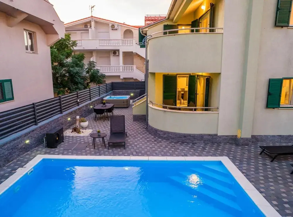 Villa S