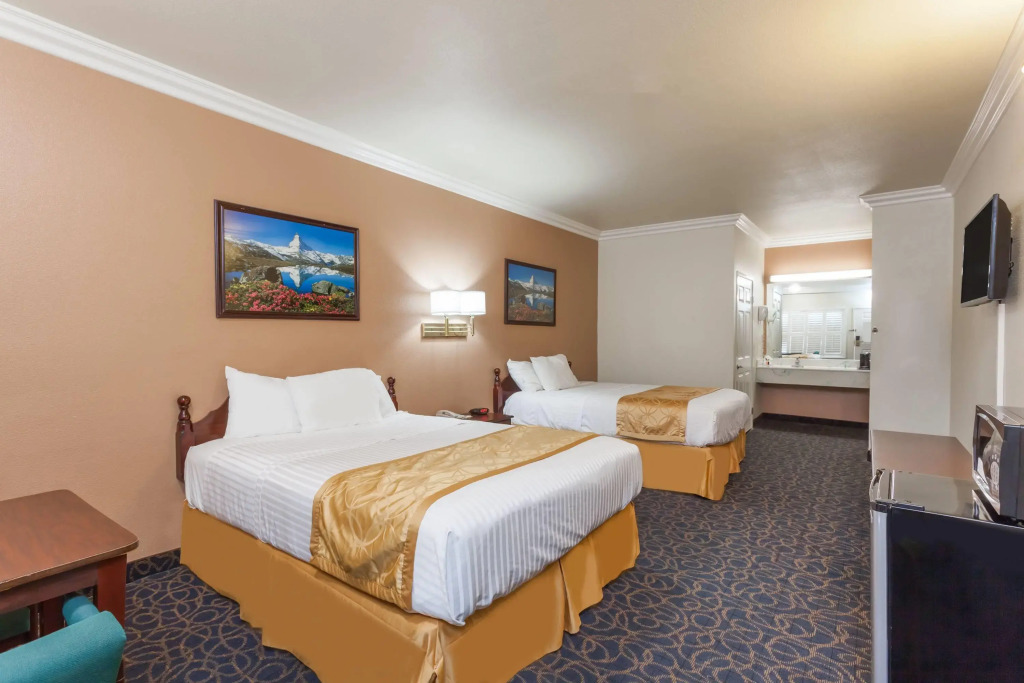 Days Inn & Suites by Wyndham South Gate