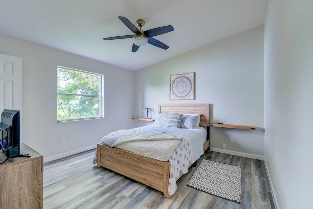 Peaceful Lady Lake Home w/ Screened-in Porch!