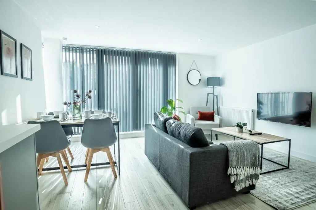 Modern Luxe 1 & 2 Bed Apts near Granby Plaza by Sojo Stay