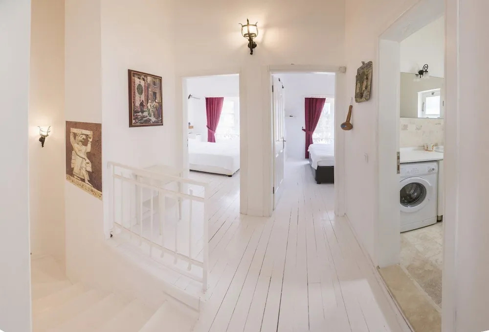 Alaroof Hotel  ( +15 )