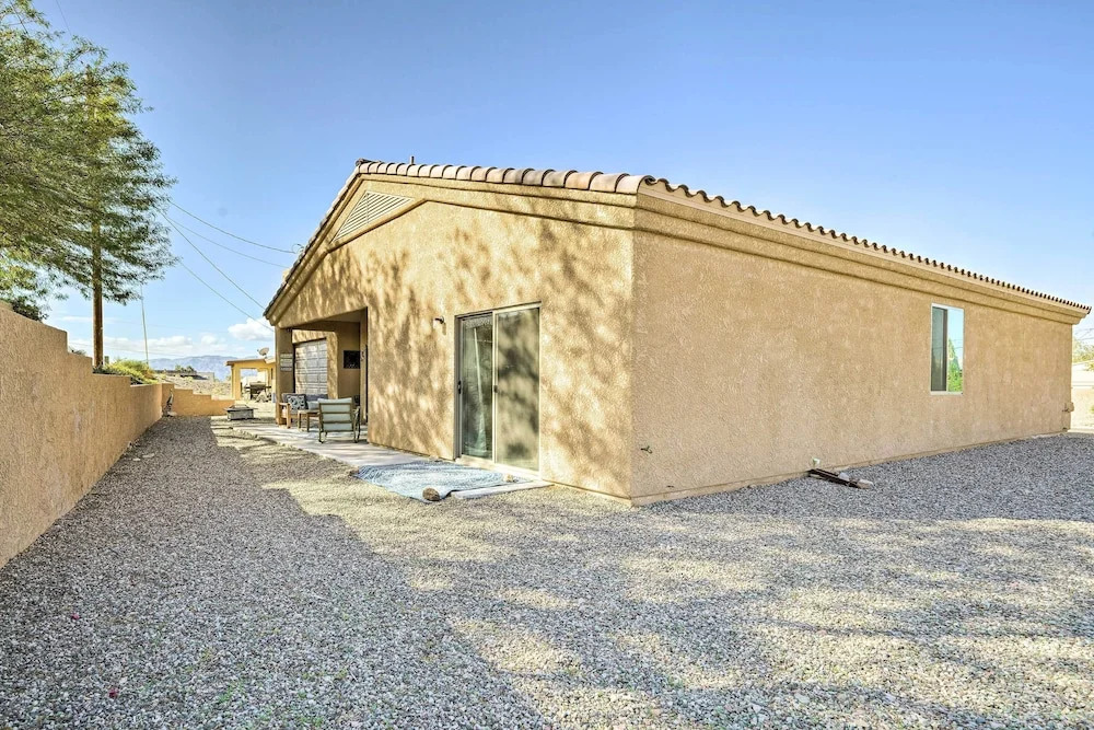 5 Mi to Lake Havasu: Chic Home w/ Fire Pit
