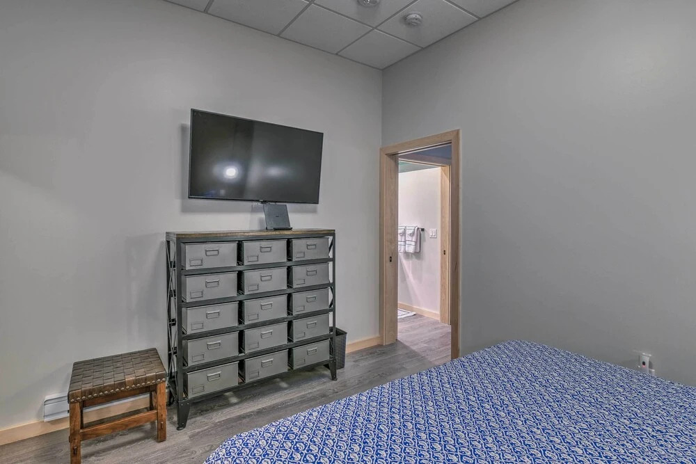 Dtwn Anchorage Getaway: 2 Adjoining Condos!
