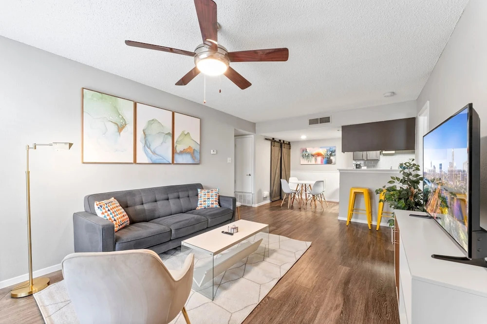 Soco 2BR Comfy Suite w Pool King bed Fast Wifi