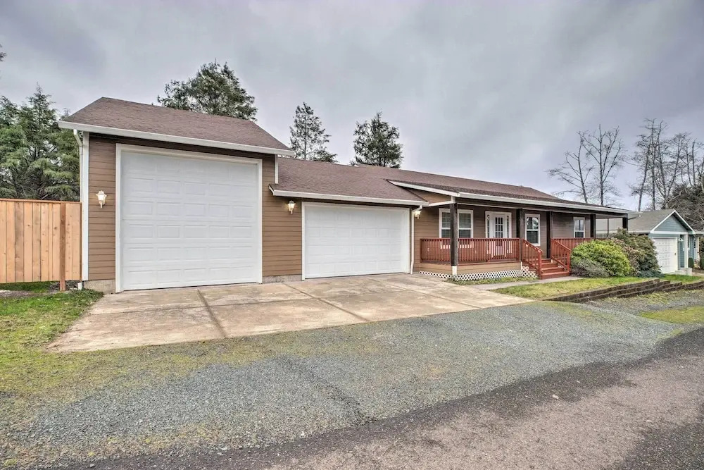 Pet-friendly PNW Home, 1 Mi to Rockaway Beach