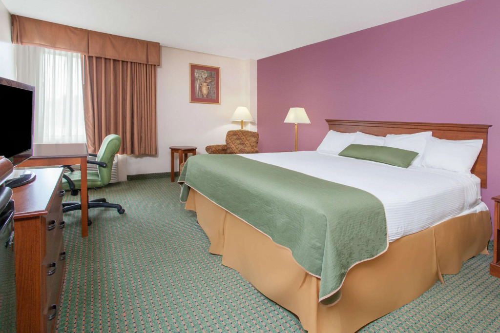 Days Inn & Suites by Wyndham Mt Pleasant
