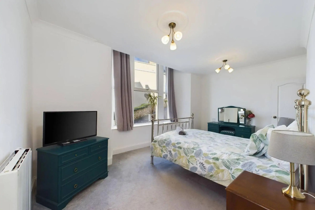 Loveliest Homes Torquay - Vernon Court - 3 bed, 2 bathroom, balcony, parking