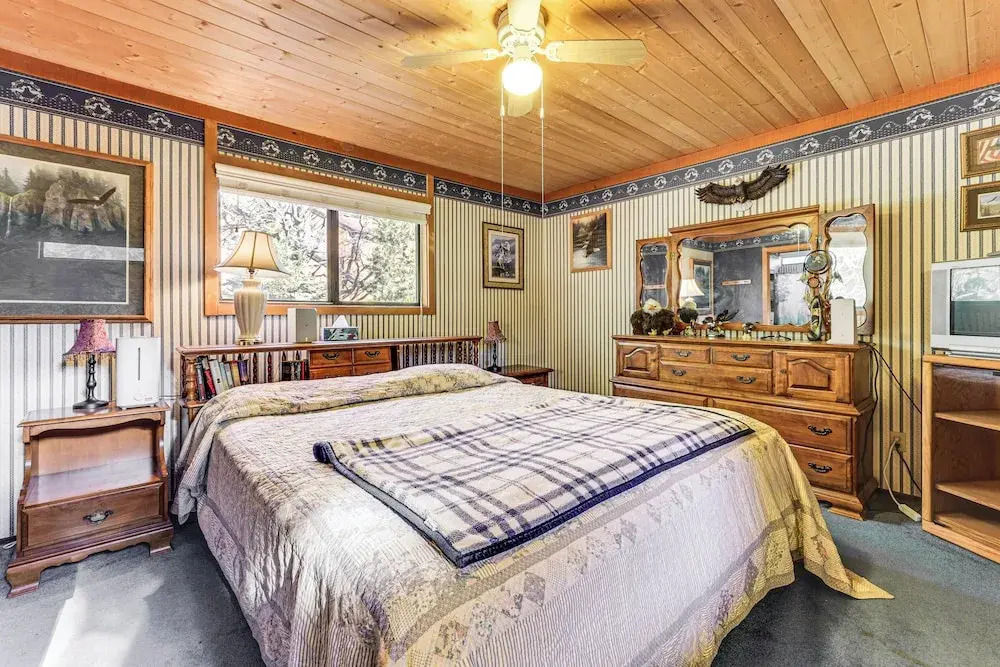 Community Perks & Watercrafts: Shaver Lake Condo