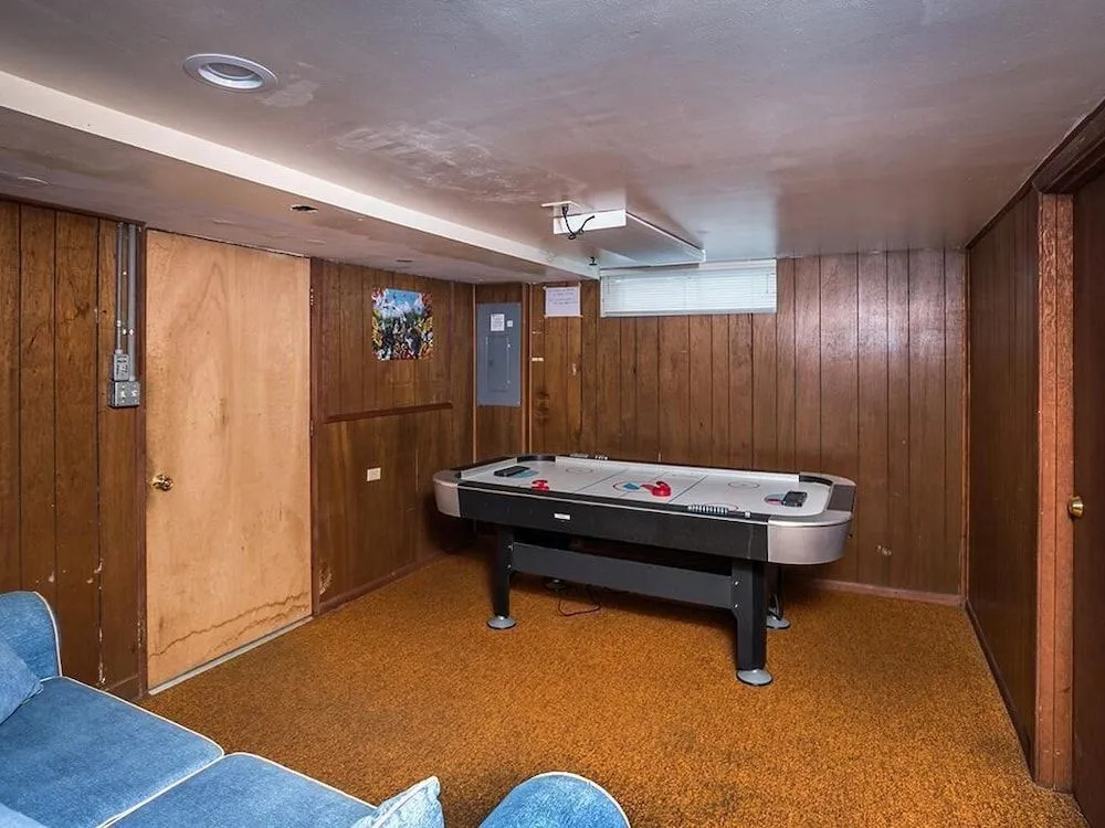 Steve's Getaway 4 Br home by RedAwning