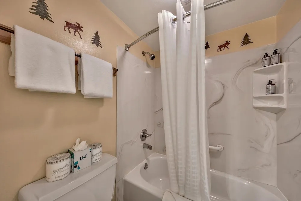 Newly Remodeled 2 Bedroom Townhome With Loft Townhouse by RedAwning
