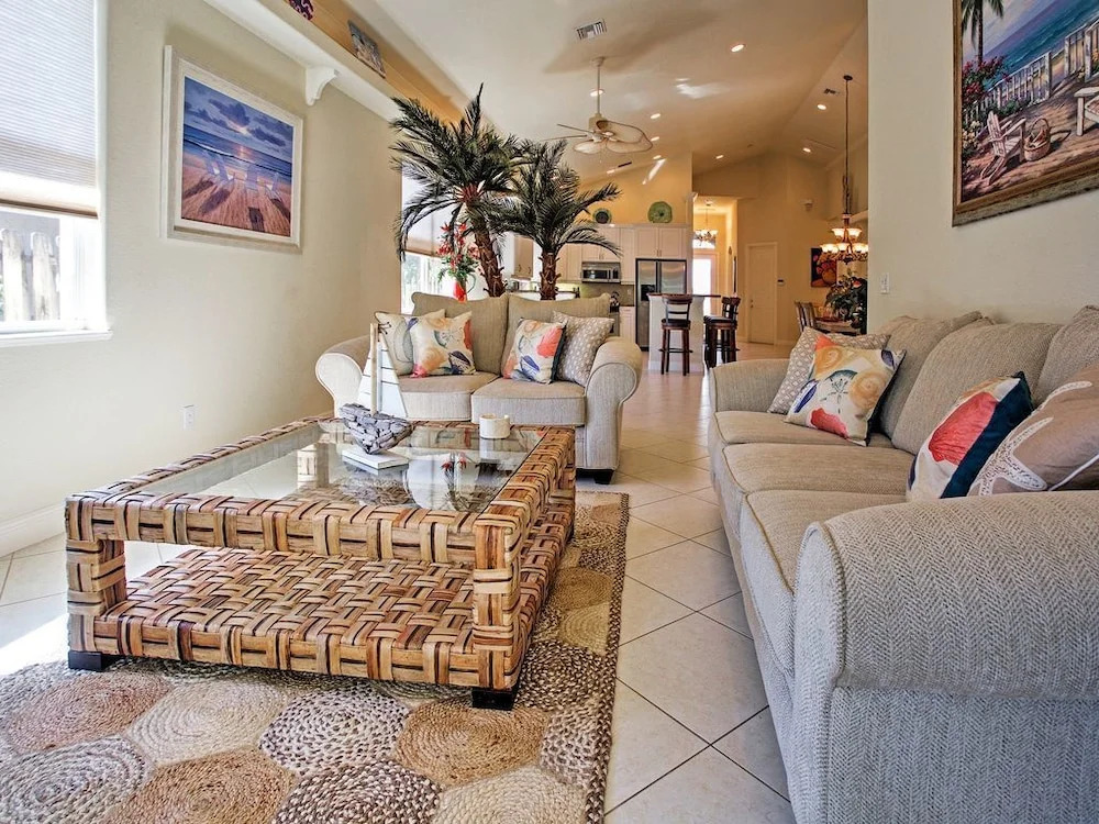 Naples vacation Rental, private pool, close to Vanderbilt Beach and De