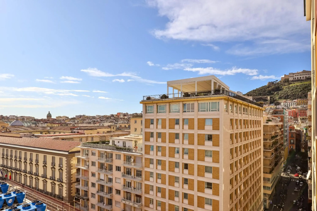 NEAPOLITAN SKYSCRAPER APARTMENT