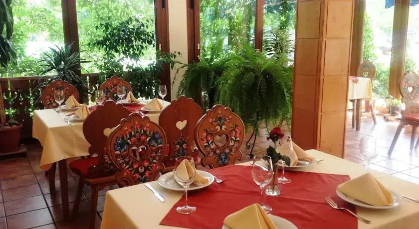 Rozsa Etterem Panzio
