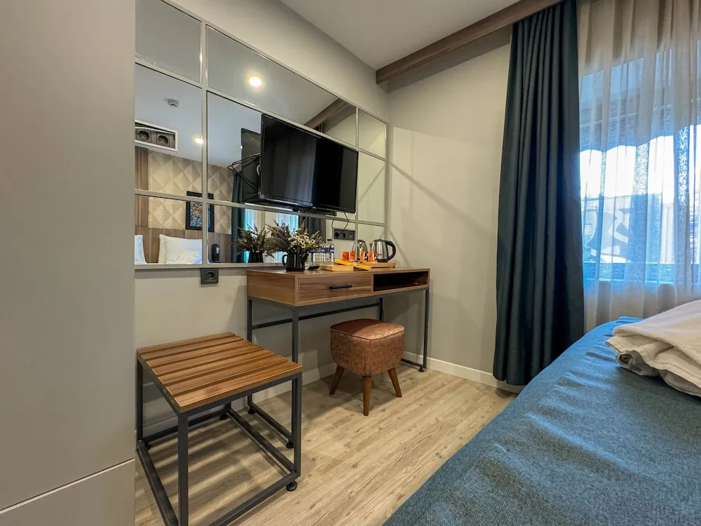 Zeno Suites Hotel