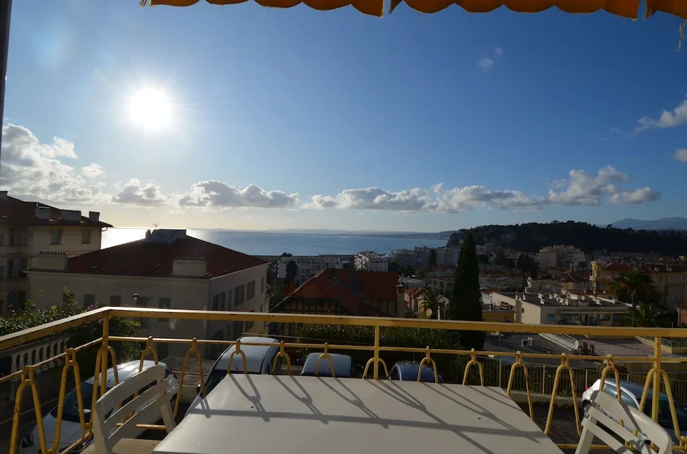 Period apartment 5 persons with Sea View and Parking in Port of Nice