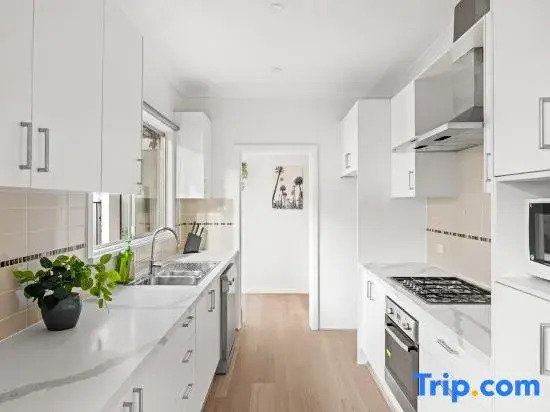 Tranquil Room – Minutes from Parks, Shops & Easy Airport Commute