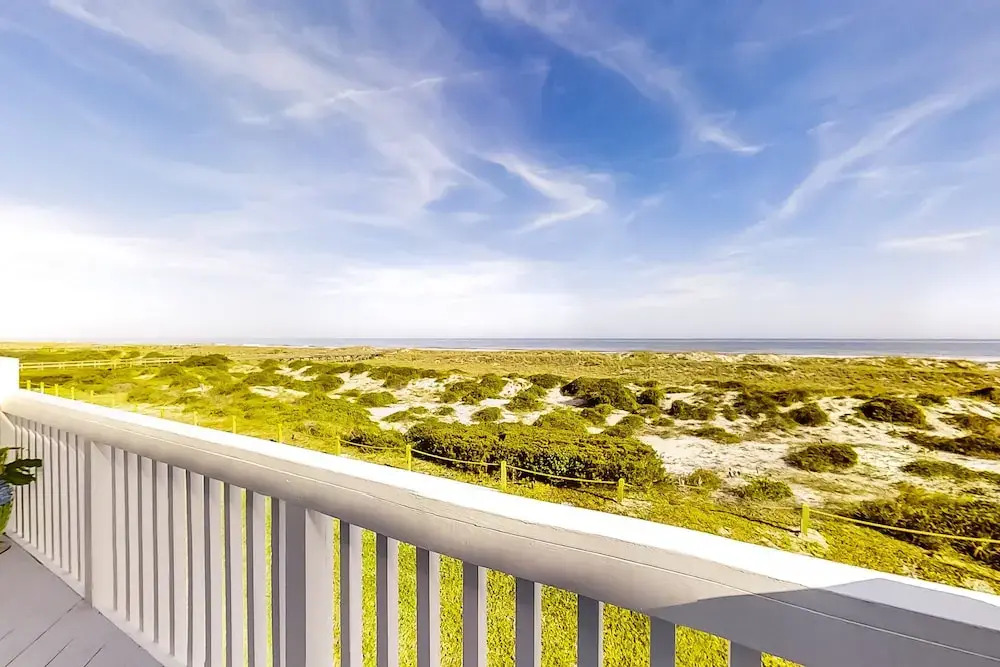 Oceanfront Townhouse With Ocean Views, Central AC, Wifi, & Outdoor Pool