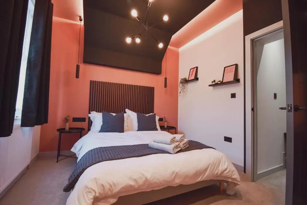 Central Stays - Luxury 3 Bedroom House in Central Chester SLEEPS 6