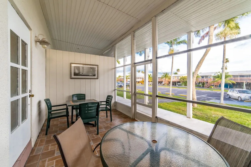 Captain's Table Lodge and Villas