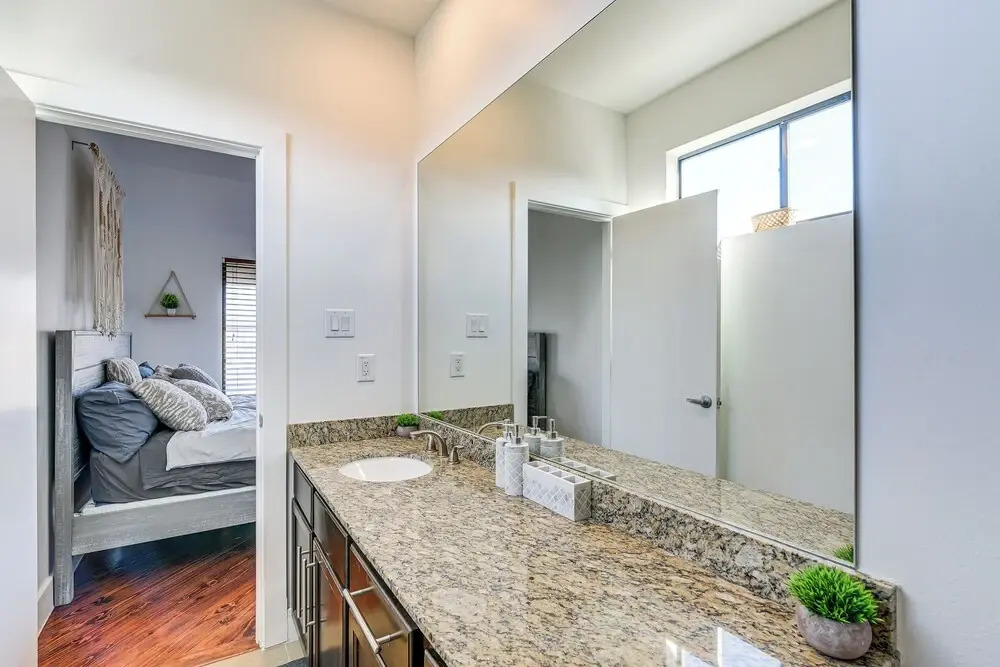 Pet-friendly Houston Townhome: 2 Mi to Downtown