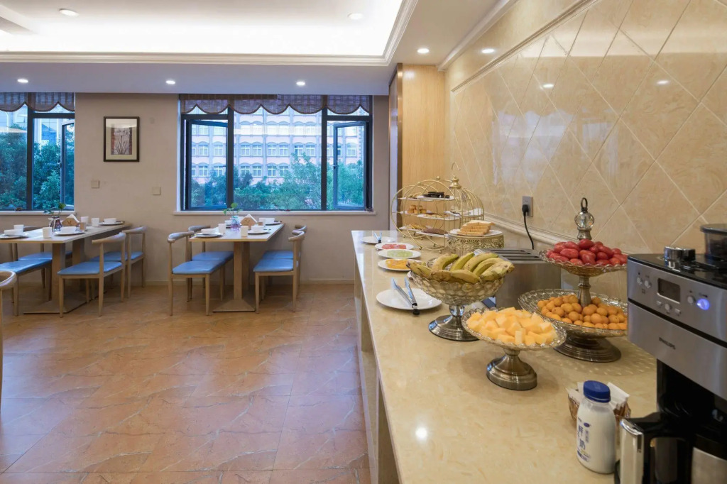 Vienna Hotel (Pu'er High-Speed Railway Station Meizi Lake Park)