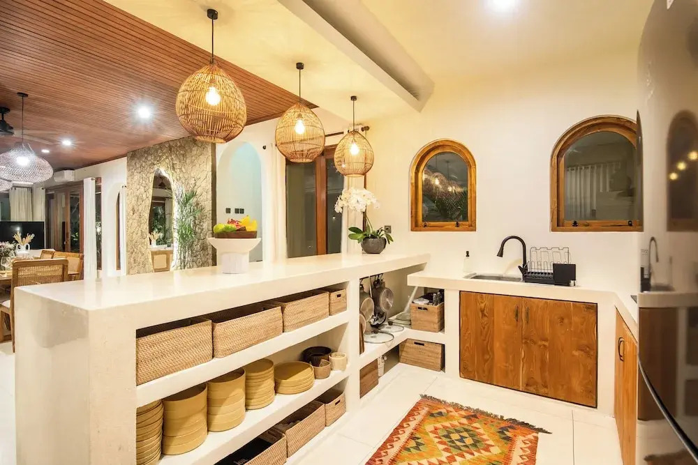 Spacious 4 BR Walking Distance to Finns Beach