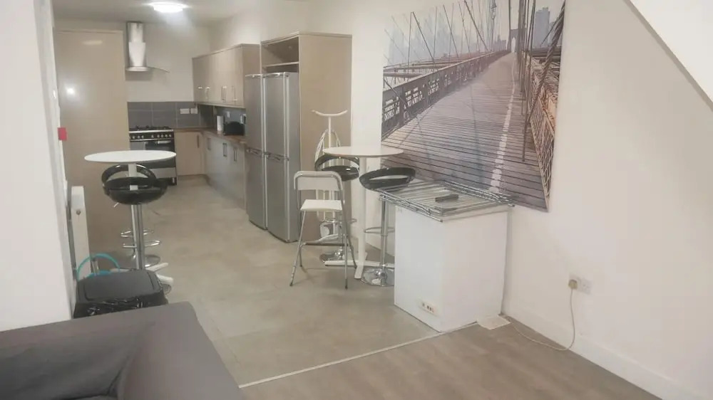 NEW Sleek 6BD Kensington Home Close to City