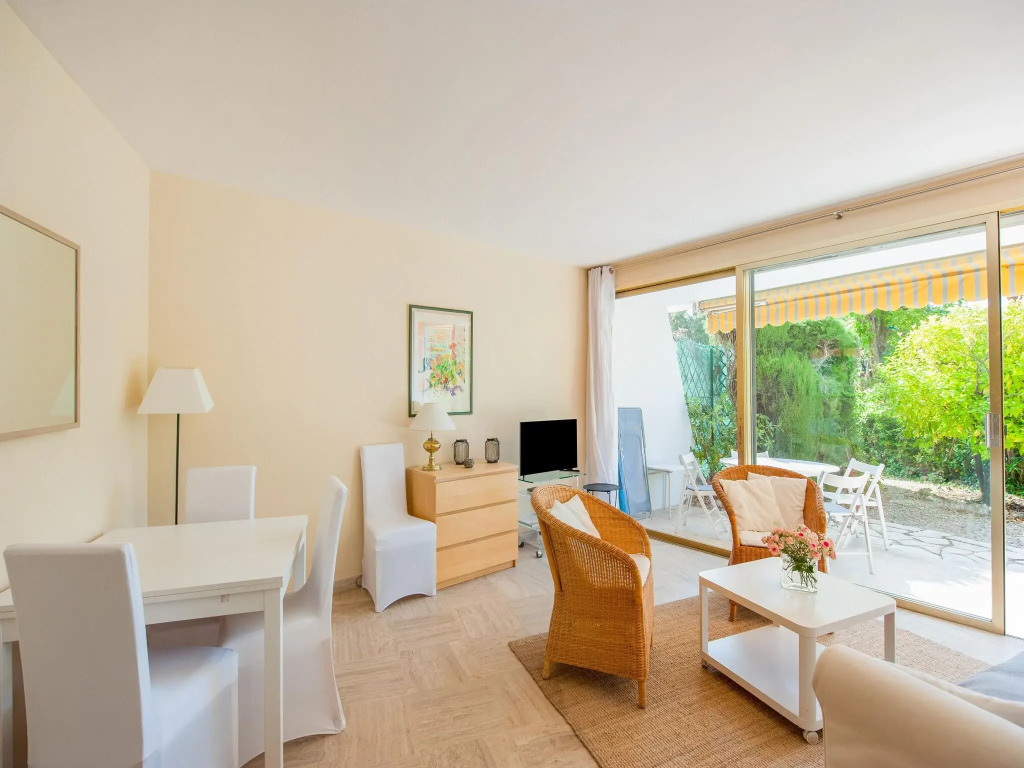 Scenic apartment in Cannes with private terrace