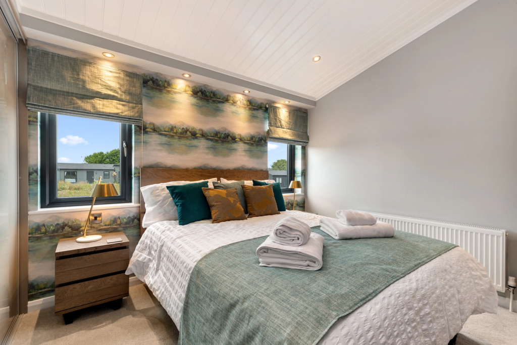 Ael-Y-Bryn - Luxury Lodge, Hot Tub, Three En-Suite Bedrooms