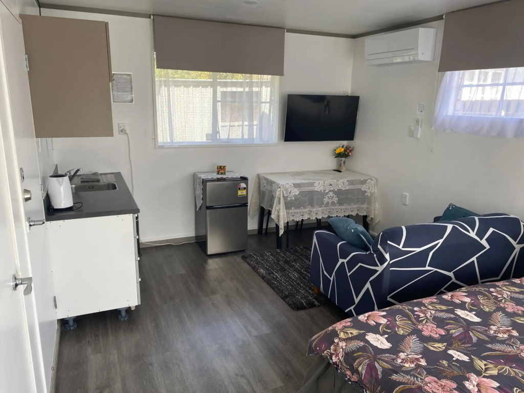 Homestay En-Suite Private Bathroom, Private Entrance, Heatpump, Netflix close to Hospital