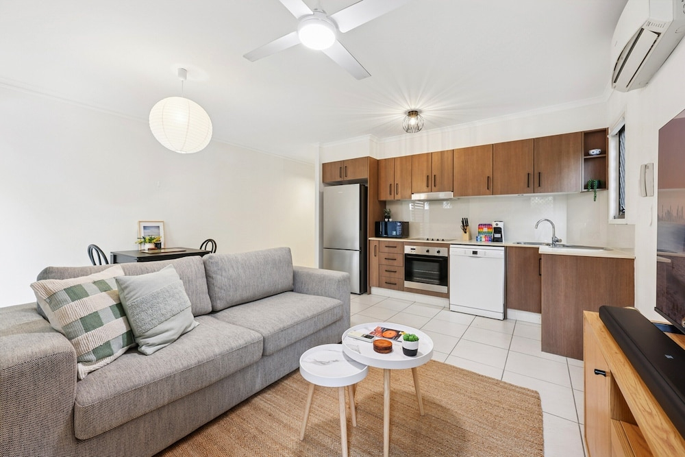 Beachside Apartment With Secure Parking