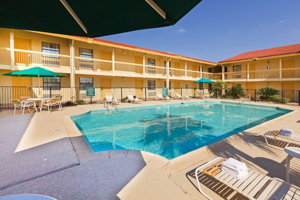 Super 8 by Wyndham Eagle Pass