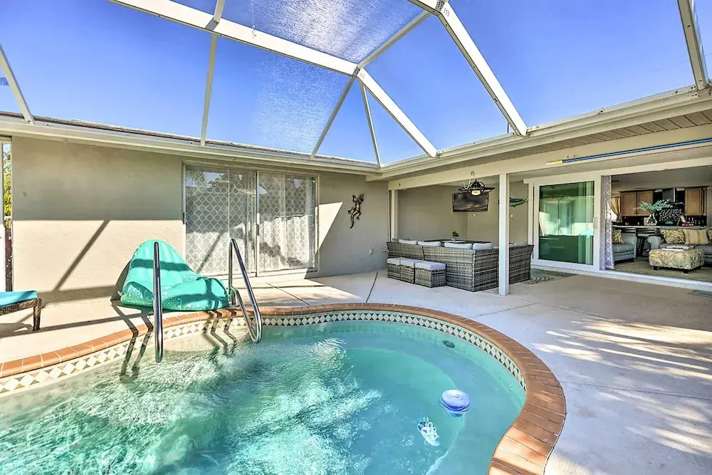 Backyard Oasis! Waterfront Haven in Bradenton