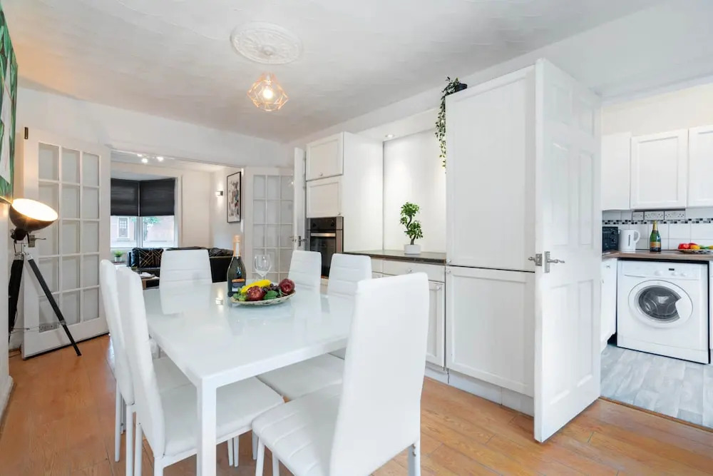 Stylish Three Bedroom House With Garden in Birmingham Suburb