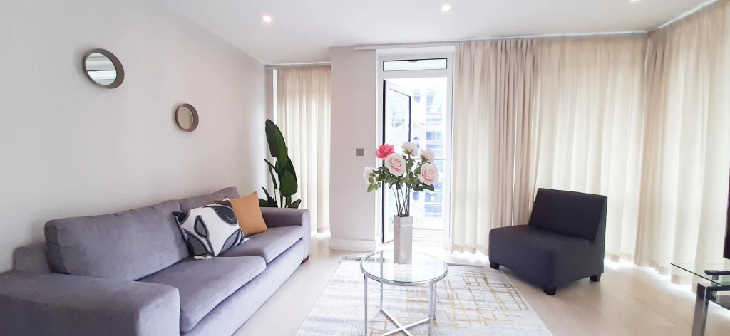 Luxurious Two Bed Two Bath with Balcony in Angel