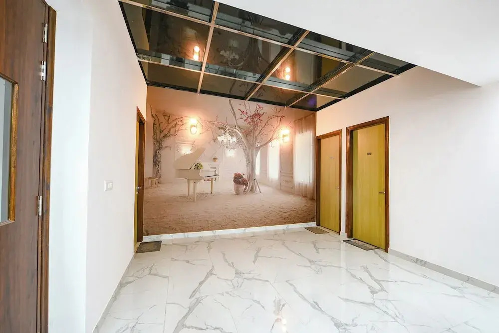 FabHotel Luxe 8 Stayz - Phase 1 Metro, Golf Course Road & Arjun Marg