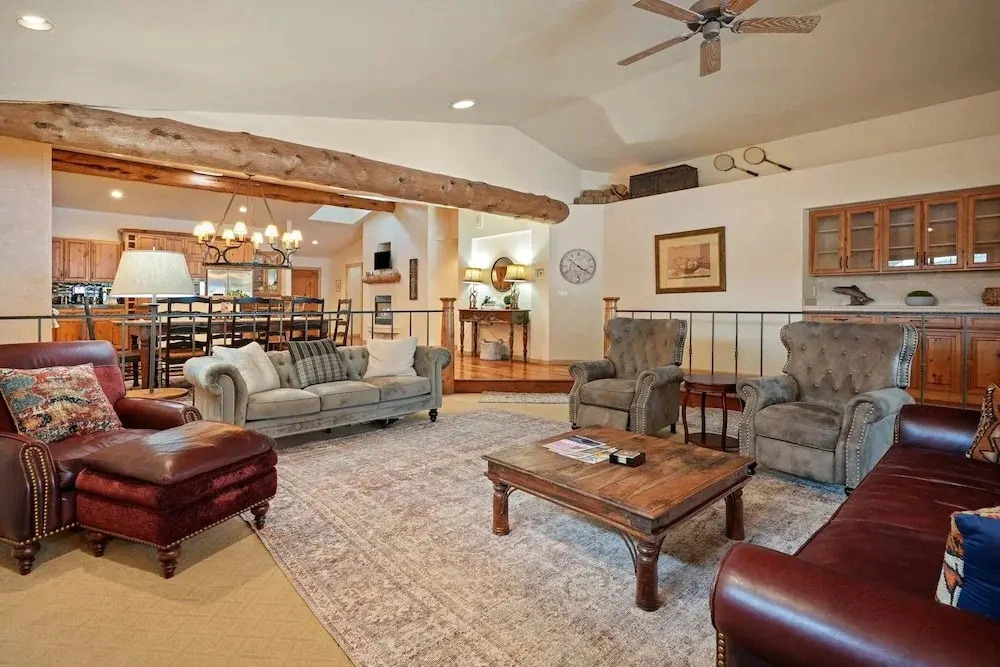 Hot Tub Home Near Golf and Sharc