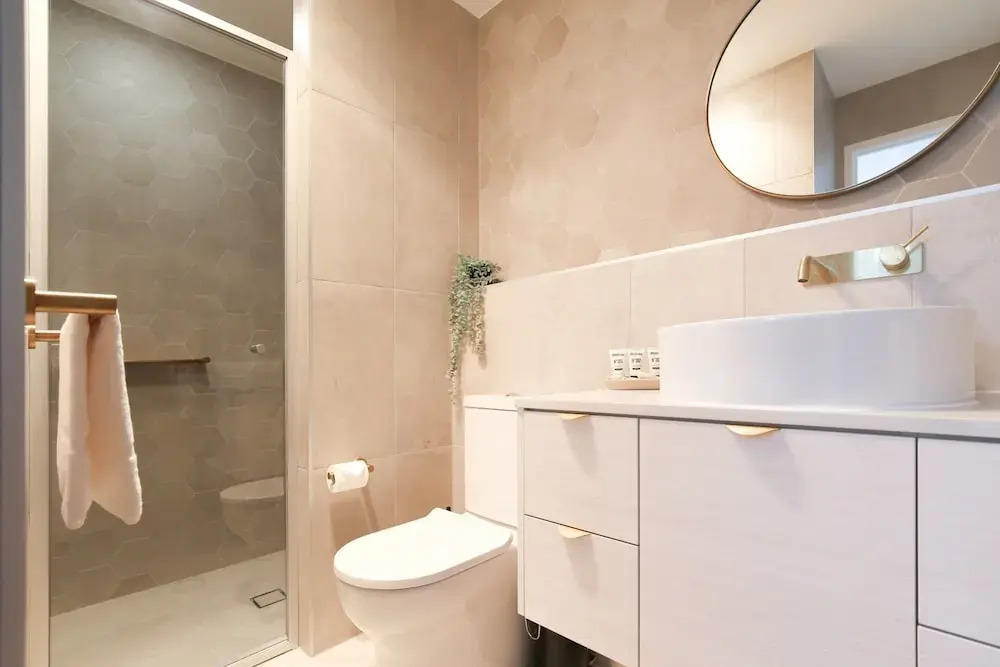 Glorious 2-bed With Waterside Balcony Views